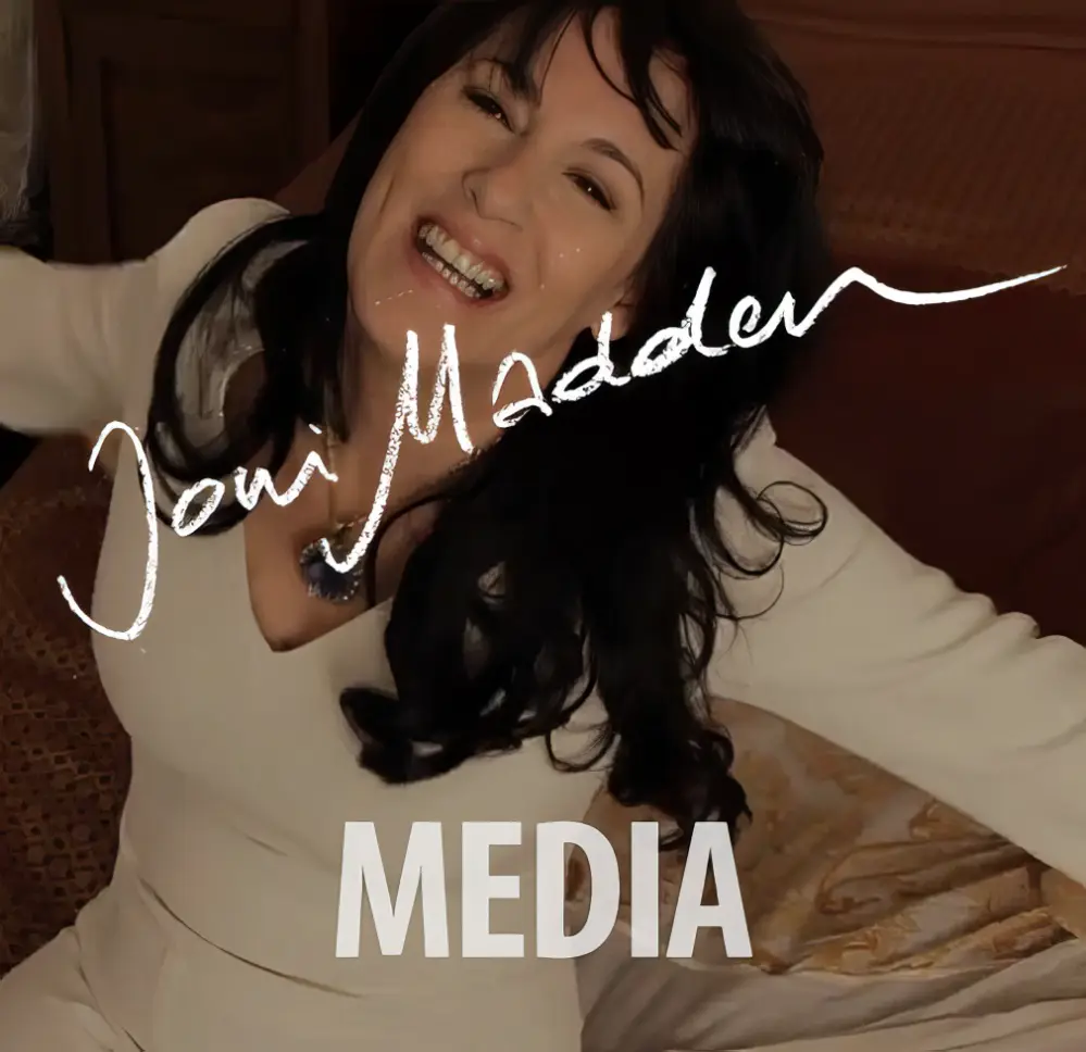 Joni Madden lacht